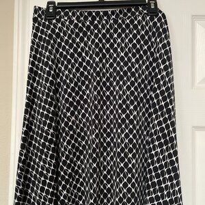 Gilli Women's Black and White Circle Skirt